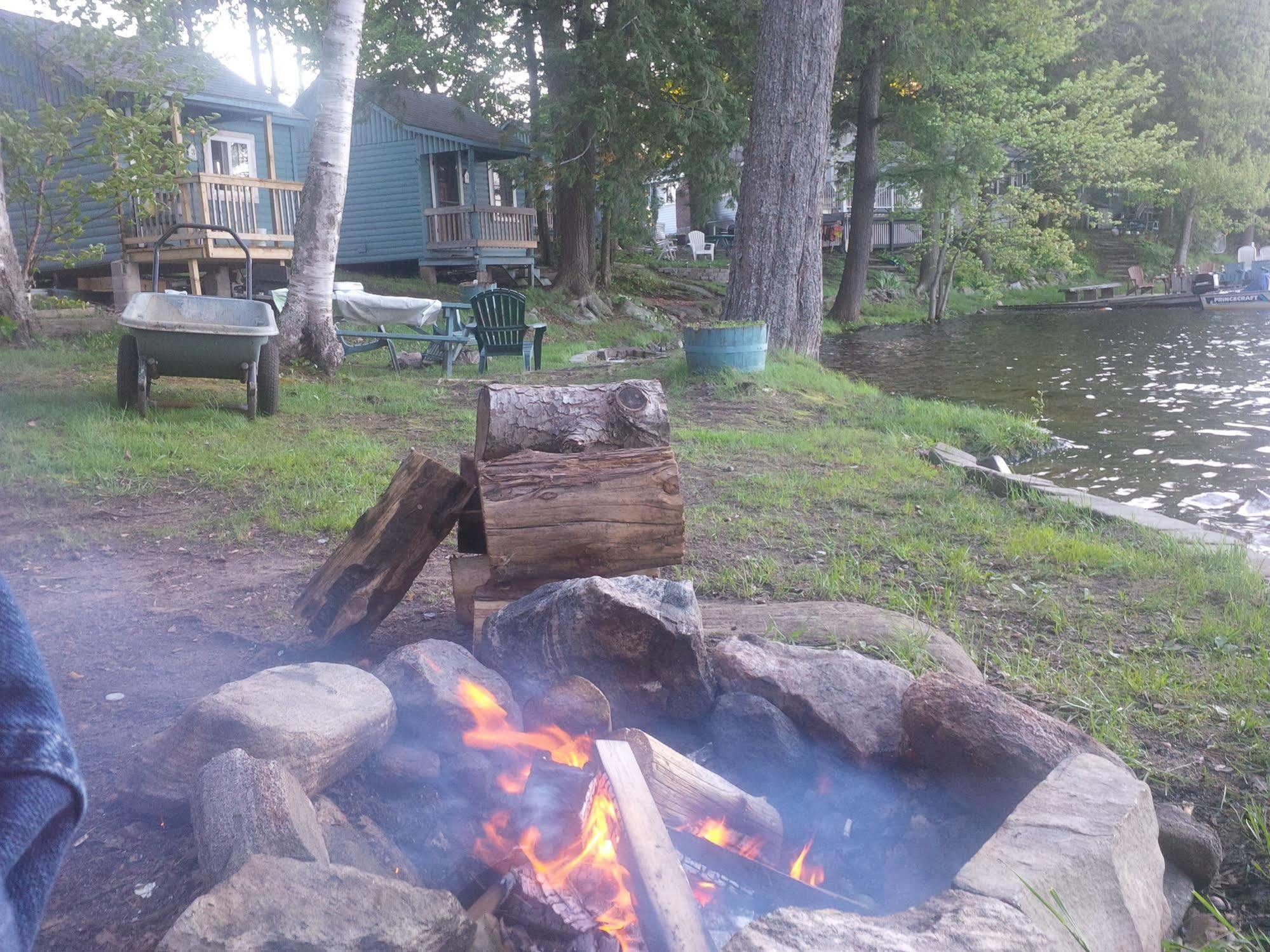 Black Lake Cabins Torrance Exteriör bild